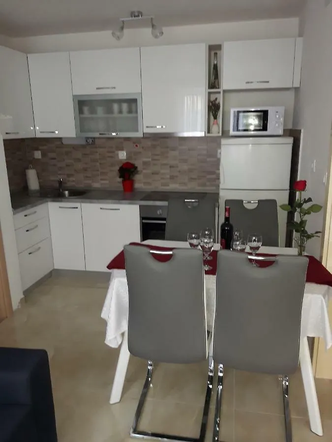 Apartment Stipe Split